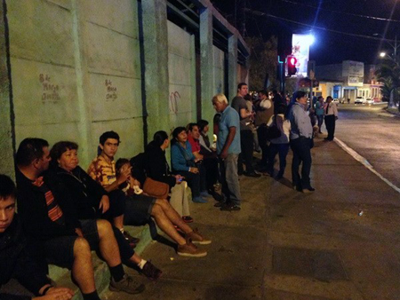 Người dân trú tạm tại sân vận động ở Iquique sau khi cảnh báo sóng thần được ban bố do động đất.
